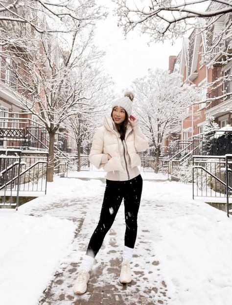 Snow day winter outfit with cropped puffer jacket with leggings, tube socks and sneakers. Get more cute winter outfit ideas on yesmissy.com Snow Leggings Outfit, Snow Holiday Outfits, Socks Over Leggings Outfit Winter, Cream Puffer Jacket Outfit, Cropped Puffer Jacket Outfit, Snow Day Outfits, Snow Outfit Ideas, Winter Core, Cream Puffer Jacket