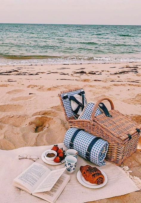 Summer Esthetics, Picnic Inspiration, Picnic Date, Picnic Set, A Picnic, Summer Wallpaper, Beach Picnic, Aesthetic Summer, Aesthetic Design