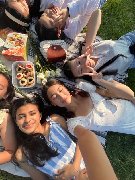 Picnic Aesthetic Pictures, Cute Picnic With Friends, Picnic Aesthetic With Friends, Cute Picnic Photos, Birthday Core Aesthetic, Aesthetic Picnic Photos, Winter Picnic Aesthetic, Picnic Best Friend, Aesthetic Pictures Picnic