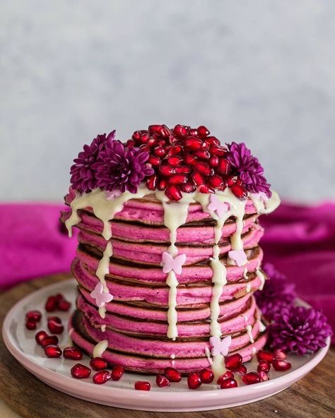 Avido Food 🥑 on Instagram: “VEGAN PINK PITAYA PANCAKES with white chocolate and pomegranate seeds 😍 I hope you like them 💕 Made by @andreeasbreakfast 💕💕 ⠀ 🌱…” Pancake Images, Pink Pancakes, Breakfast Pancakes Recipe, Pink Pancake, Dessicated Coconut, Pink Pitaya, Breakfast Pictures, Fruit Pancakes, Strawberry Pancakes