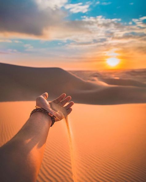 Dubai Desert Photography, Desert Fashion Photography, Dubai Picture Ideas, Huacachina Peru, Desert Photoshoot Ideas, Dubai Photoshoot, Dubai Outfit, Desert Outfit, Namibia Travel