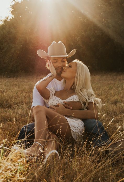 Western engagement session Mountain Day Outfit, Men’s Photo Shoot Ideas, Quilt Engagement Pictures, Fall Outdoor Photoshoot Ideas, Wedding Anniversary Shoot, Country Engagement Photos Outfits, Engagement Photos Outfits Summer Beach, Tall Couple Poses, Open Field Couple Photoshoot