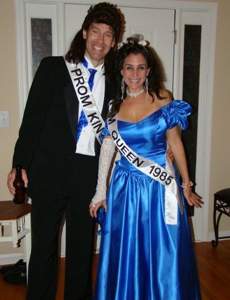 80s Prom King And Queen, 80s Prom Night Outfits, 80s Couple Costume Parties, Prom King And Queen Halloween Costumes, 80s Outfits Couples, Couple 80s Costume Ideas, 1980s Couples Costume Ideas, 90s Theme Party Outfit Couples, Prom King And Queen Costume