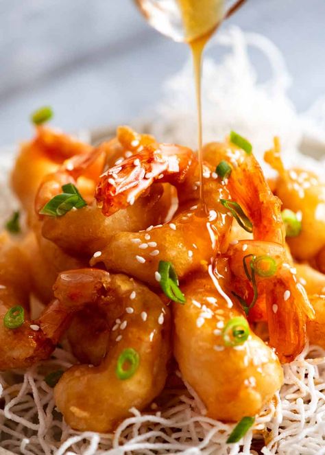 Pouring honey sauce over Honey Prawns Honey Prawns, Tiger Prawn Recipe, Honey Chicken Recipe, Prawns Recipe, Prawn Dishes, Kosher Cooking, Chinese Cooking Wine, Prawn Recipes, Recipetin Eats