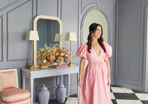 Interior designer Caitlin Wilson is the queen of traditional with a twist. Caitlyn Wilson Design, Caitlin Wilson Design, Modern Traditional Home, Newport Beach Homes, Caitlin Wilson, Dream Kitchens Design, Pink Sofa, Creative Jobs, Traditional Sofa