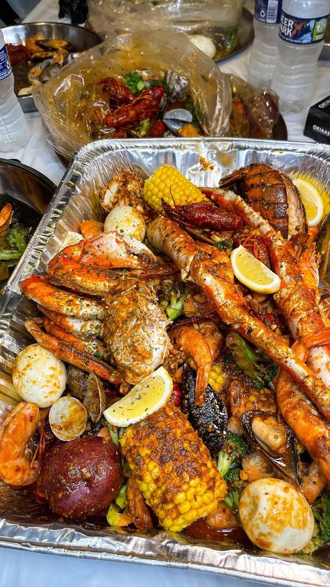 Holiday Seafood Recipes, Crab Dinner, Seafood Boil Recipes, Boiled Food, Yummy Seafood, Soul Food Dinner, Food Babe, Food Therapy, Seafood Boil