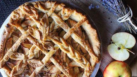 Apple pie from pastry chef Kate Holowchik. Thanksgiving Apple Pie Recipes, Chai Pumpkin Pie, Thanksgiving Apple Pie, Traditional Apple Pie, Apple Crumble Recipe, Pie Crumble, Caramel Apple Pie, Honeycrisp Apples, Best Pie