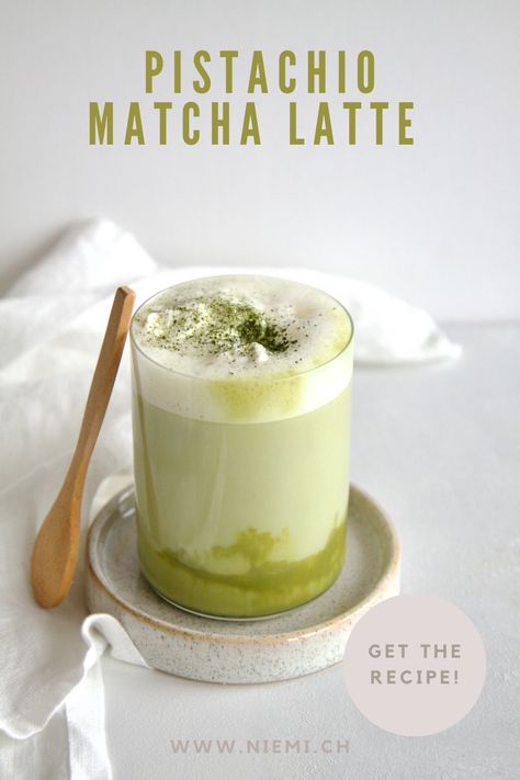 Delicious recipe for a Pistachio Matcha Latte that combines the earthy matcha flavor and the nutty pistachio. Easy and quick recipe. Pistachio Hot Chocolate, Matcha Flavor Combination, Matcha Flavor Pairing, Sweet Matcha Latte Recipe, Pistachio Matcha Latte, Fall Matcha Drinks, Matcha Cocktail Recipes, Cafe Drinks Ideas, Matcha Combination