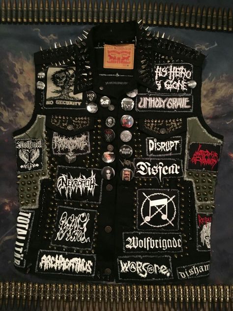 Battle Vest Women, Leather Battle Vest, Crust Vest, Battle Vest Ideas, Grunge Outfits Punk, Crust Pants, Vest Ideas, Metallica Concert, Punk Vest