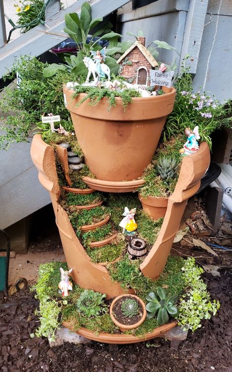 Broken Pot Fairy Garden, Pot Fairy Garden, Broken Pot Garden, Fairy Garden Pots, Fairy House Diy, Fairy Garden Designs, Fairy Garden Crafts, Succulent Garden Diy, Faeries Gardens