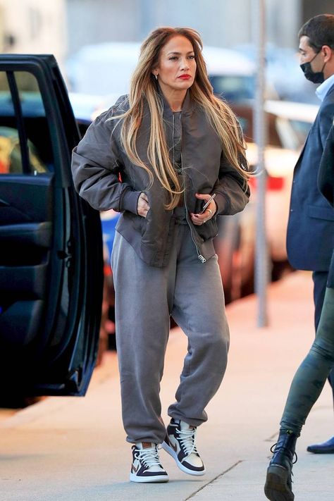 Ways To Style Sweatpants, Grey Sweats Outfit, Styling Sweatpants, Stylish Sweatpants Outfits, Chic Sweatpants Outfit, Gray Sweatpants Outfit, Cute Sweatpants Outfit, Jogging Outfit, Sweatpants Outfits