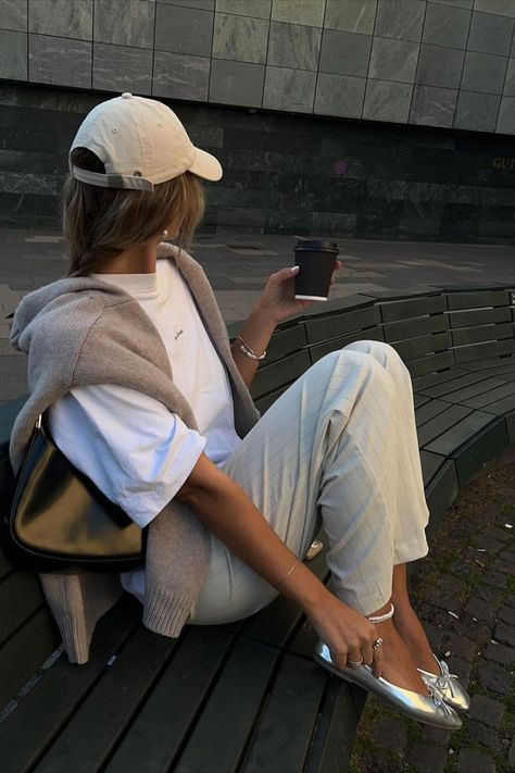 Silver Shoes Outfit, Chica Chola, Dinner Outfit Casual, Pumps Outfit, Ballet Flats Outfit, Silver Ballet Flats, Ballerina Outfit, Latina Outfits, Estilo Indie