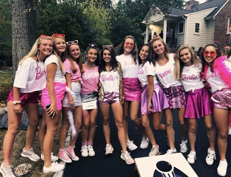 #halloween #barbie #group #grouphalloweencostumes #barbiestyle Halloween Costume Barbie, Teenage Halloween Costumes, Best Group Halloween Costumes, Makeup Zombie, Group Costume Ideas, Barbie Halloween Costume, Cute Group Halloween Costumes, Bff Halloween Costumes, Doll Halloween Costume