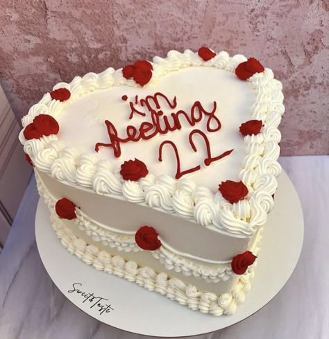 Im Feeling 22 Birthday Cake, Feeling 22 Taylor Swift, 22 Taylor Swift, Bolo Taylor Swift, Taylor Swift Cake, 22nd Birthday Cakes, Red Birthday Cakes, Taylor Swift Birthday Party Ideas, 22 Taylor