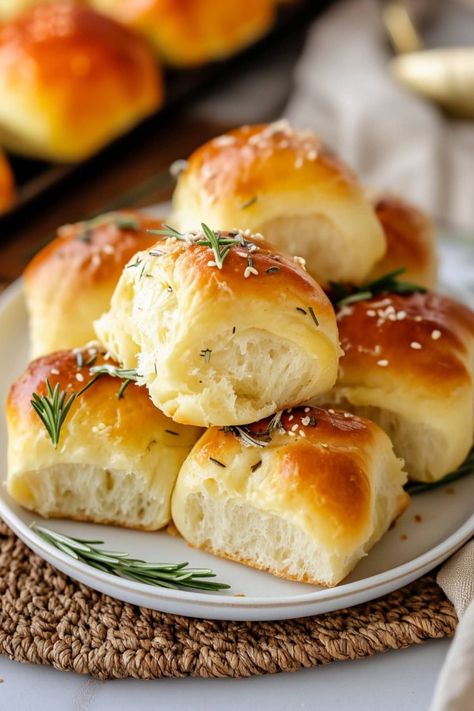 These soft and fluffy rosemary dinner rolls with garlic butter and sea salt are the perfect side to serve with Sunday dinner or at your next dinner party. Rosemary Dinner Rolls Recipe, Garlic Rosemary Dinner Rolls, Rosemary Bread Rolls, Christmas Dinner Rolls Easy, Herb Dinner Rolls Easy Recipes, Rosemary Garlic Dinner Rolls, Rosemary Garlic Rolls, Dinner Rolls Thanksgiving, Bread For Thanksgiving Dinner