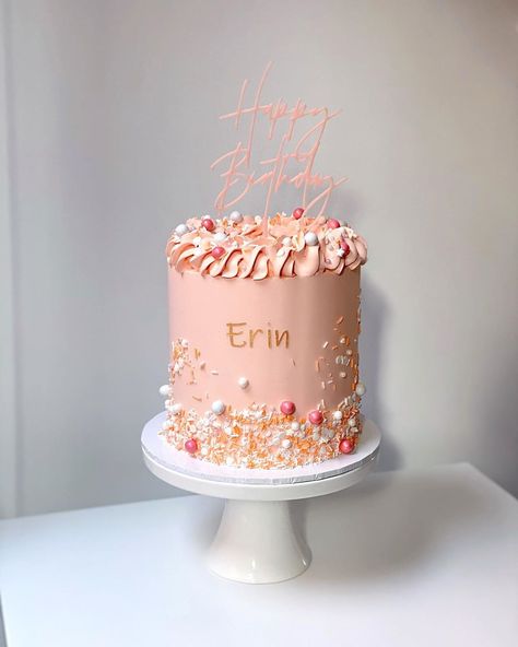 Cake Me Crazy®️ on Instagram: “Peaches and cream..what a dream.  . . Peach colour by @colour.mill Rose all day sprinkles by @fancysprinkles  Peach topper by…” Peach Colour Birthday Cake, Peach Color Cake Ideas, Peach Birthday Cake Ideas, Peach Colour Cake Designs, Peach Colored Cake, One Year Birthday Cake Girl, Peach Colour Cake, Peach Cake Decoration, Peach Color Cake