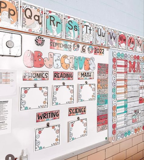 Primary Classroom Themes, Classroom Themes 2024-2025, 2nd Grade Classroom Setup Themes, First Grade Bulletin Board Ideas, 1st Grade Classroom Decor, Objectives Bulletin Board, First Grade Classroom Set Up, 2nd Grade Classroom Setup, Classroom Decor Elementary