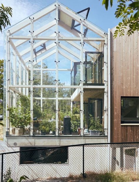 Structure and Translucent Cladding: How to Design a Greenhouse | ArchDaily Thermal Mass Architecture, Greenhouse With Loft, Greenhouse Addition To House, Small Glass House Design, House With Greenhouse, Steel Greenhouse, Green House Architecture, Glass Green House, Modern Greenhouses