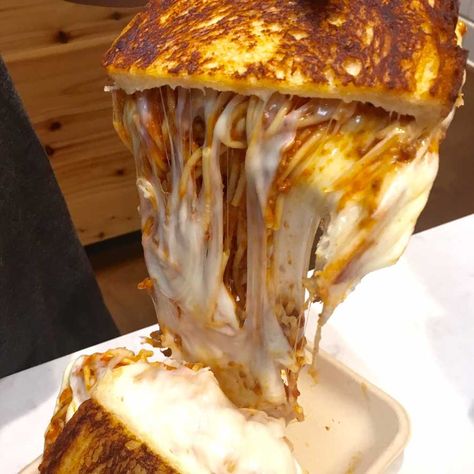 Instagram Is Raging Over These Spaghetti Grilled Cheese Sandwiches Spaghetti Grilled Cheese, Spaghetti Sandwich, Spaghetti Bolognaise, Panini Sandwiches, Cheese Steak Sandwich, Gourmet Sandwiches, Grilled Cheese Sandwiches, Toast Sandwich, Hot Sandwich