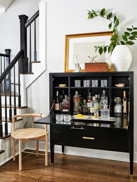 12 Small Space Home Bar Ideas to Cheers to! Zigarren Lounges, Mobile Bar, Eclectic Design, Bar Cabinet, Mini Bar, Elle Decor, Decoration Design, Bars For Home, New Kitchen