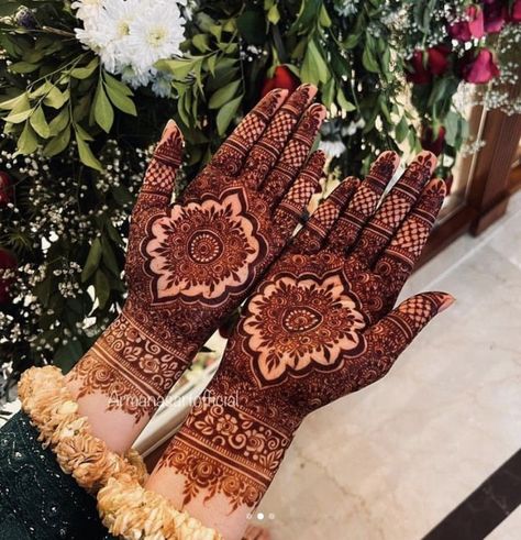 Engagement Henna Designs, Latest Unique Mehndi Designs, Mehendi Designs For Back Hand, Pakistani Bridal Mehndi Designs, Latest Bridal Mehndi Designs Unique, Front Mehendi Designs, Front Mehndi Designs, Mehndi Designs Bridal, Pakistani Mehndi Designs