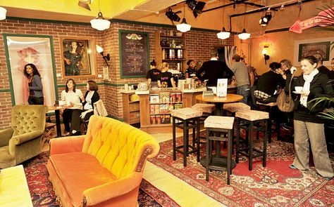 Central Perk Coffee Bar, Friends Coffee Shop, Nyc Coffee Shop, Friends Cafe, Friends Apartment, Orange Couch, New York City Guide, Friends Coffee, Cake Stand Display