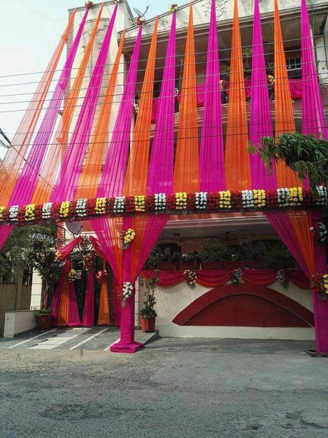 Indian Wedding House Decor Outside, Indian House Wedding Decorations, Home Decoration For Wedding Indian Outside, Shaadi Ghar Decor, House Decor Wedding Indian, Chunni Decoration At Home, House Decor For Wedding Indian, Wedding Home Decoration Indian Exterior, Home Wedding Decorations Indian