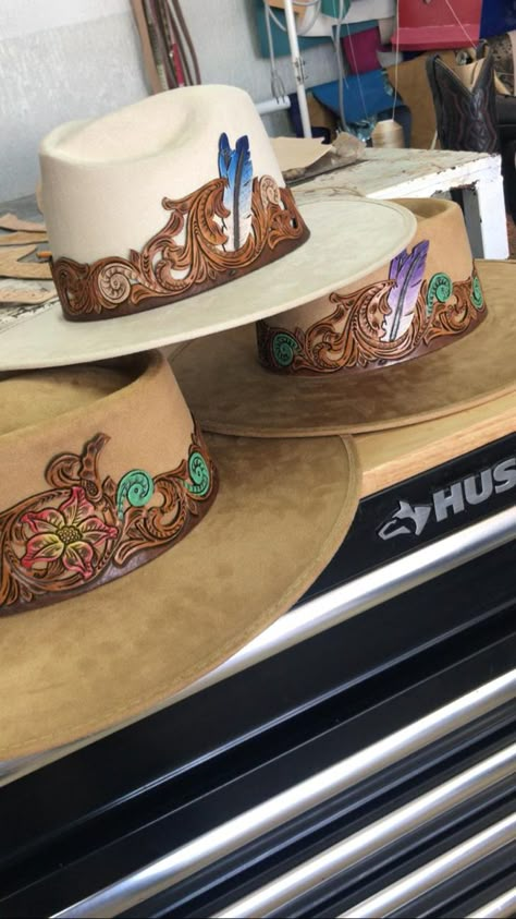 Hand Tooled Leather Hat, Diy Cowboy Hatband, Tooled Leather Hat Band, Diy Hat Band Western, Leather Tooling Projects, Leather Tooling Ideas, Tooled Leather Projects, Diy Leather Hat, Leather Hat Pattern