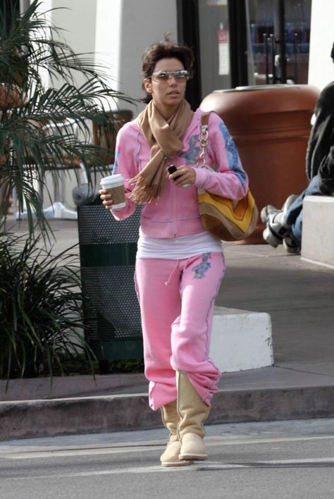 Velour Pants Outfit, 2000s Street Style, Outfits Sweatpants, 2000s Clothing, 2000s Outfit, Walking Outfits, Early 2000s Fashion, 2000s Outfits, Trashy Y2k