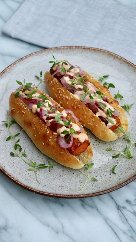 Vegetarian roasted hot dog with Sriracha mayo and pickled onion – Scandinavian Simple Eating Veggie Hotdogs, Vegetarian Hot Dog, Veggie Hot Dog, Dogs Recipes, Hot Dog Rolls, Pickled Onion, Simple Eating, Hot Dogs Recipes, Sriracha Mayo