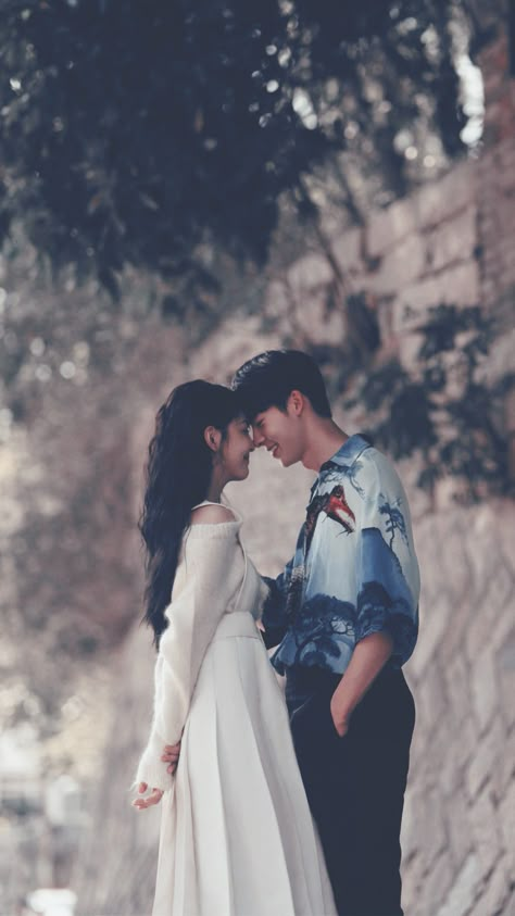 Vast Landscape, Korean Couple Photoshoot, Couple Poses Reference, Cute Couples Photography, Friend Poses Photography, Couple Picture Poses, Love Couple Photo, Cute Couple Poses, Couple Photoshoot Poses