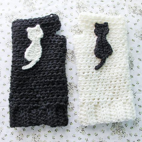 Black And White Crochet Pattern, Black And White Crochet Ideas, Crochet Hand Warmers Free Pattern, Hand Warmer Crochet, Hand Warmers Crochet, Crochet Black And White, Crochet Arm Warmers, Fingerless Gloves Crochet, Knitting Gloves