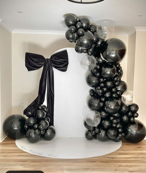 Black And White Balloons, Silver Party Decorations, Simple Birthday Decorations, New Year's Party Decorations, Birthday Dinner Party, Clear Balloons, Silver Balloon, Bridal Decorations, Christmas Birthday Party