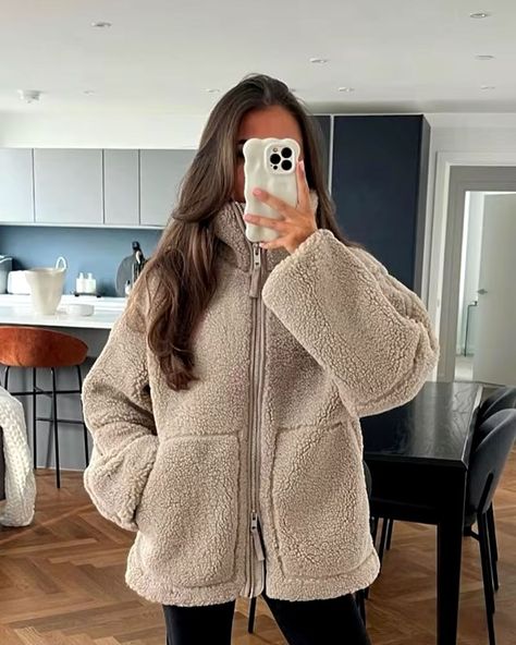 🍂 Winter Vibes . . . . #kuschelig#peddyjacke#winter#fashion# Faux Mantel, Teddy Outfit, Y2k Winter Outfits, Casual Fashion Trends, Fashion Trend Forecast, Fall Outerwear, Y2k Winter, Chic Streetwear, Trend Forecast