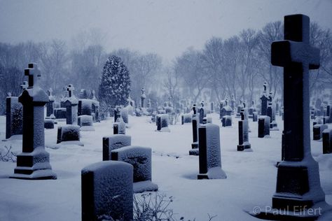 Snowy Graveyard, Spook Houses, Scene Inspiration, Cemetery Headstones, The Book Thief, Old Cemeteries, Phantom Of The Opera, Christmas Village, Sacred Heart