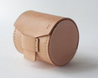 Fotocamere Vintage, Leather Eyeglass Cases, Sac Diy, Wooden Bag, Leather Bag Pattern, Diy Leather Bag, Bag Sewing, Leather Art, Lens Case