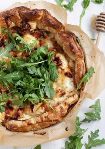 Easy and delicious goat cheese tart, topped with arugula and honey. Winter Appetizers, Goat Cheese Tart, Cheese Tart, Tart Baking, Cheese Tarts, Ground Beef Recipes Easy, Winter Dinner, Puff Pastry Recipes, Great Appetizers