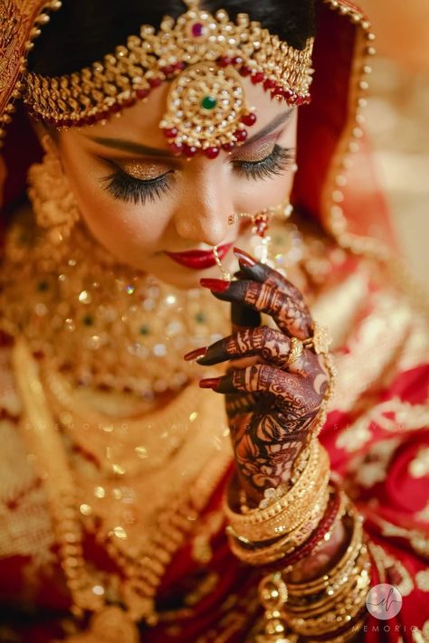 New Dulhan Pose, Wedding Dulhan Pose, Traditional Girl, Indian Bride Poses, Indian Bride Photography Poses, Indian Wedding Poses, Bride Photos Poses, Indian Wedding Bride, Indian Wedding Photography Couples