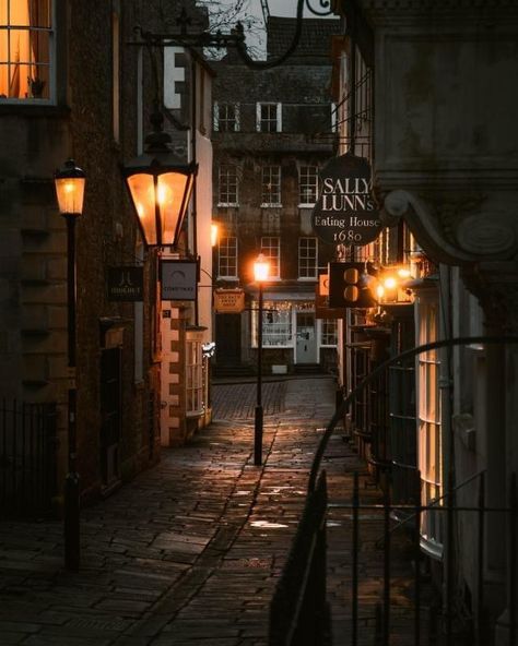 England Aesthetic, Bath England, Street Lights, Common Ground, Cozy Place, Coffee And Books, Autumn Cozy, City Aesthetic, At Night