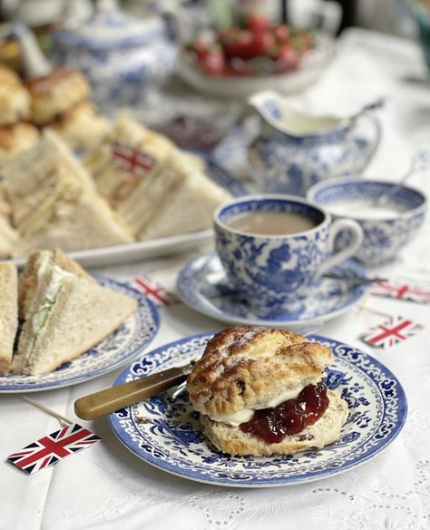 English Larder, Royal Food, Coronation Recipes, Vintage Breakfast, English Scone, Royal Recipe, British Core, Fruit Scones, Homemade Scones