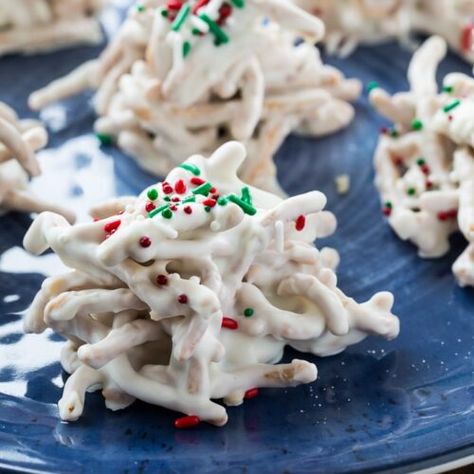 White Chocolate Haystacks - Spicy Southern Kitchen Christmas Candy Haystacks, Southern Christmas Candy Recipes, White Chocolate Haystacks, Christmas Haystacks, Haystack Candy, Pretzel Candy Recipes, Christmas Cookies Recipes Easy, Zumba Christmas, Pretzel Candy