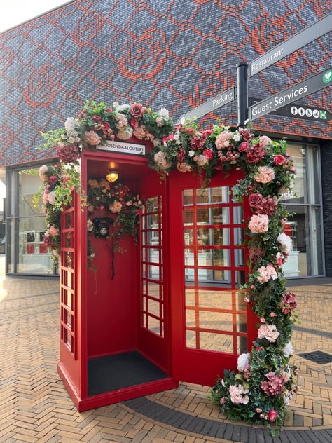 #Roosendaaloutlet Restaurant Photo Booth Ideas, Selfie Place, Chilanga Mulilo, British Telephone Booth, Mall Decoration, Luxury Pools Backyard, Telephone Booth, Restaurant Photos, Luxury Pools