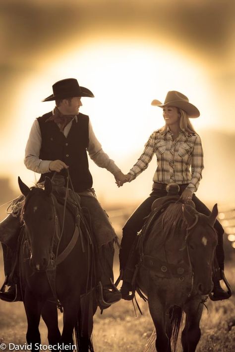 . Mode Country, Country Couple Pictures, Country Couples, Wilde Westen, Country Engagement, Western Wedding, Horse Photography, Horseback Riding, Engagement Pictures