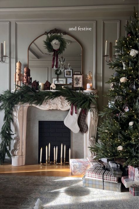 Natal, Classy Christmas Living Room, Tree By Fireplace Christmas, Classic Modern Christmas Decor, Classy Xmas Decor, Cozy Traditional Christmas Aesthetic, Regal Christmas Decor, Rh Christmas Decor, Traditional Modern Christmas Decor