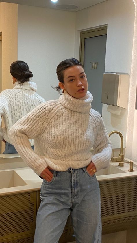 White Knit Turtleneck Outfit, How To Style A High Neck Sweater, White Roll Neck Outfit, Turtle Neck Jumper Outfit, Beige Turtleneck Sweater Outfit, Highnecksweater Outfits, Chunky Turtleneck Outfit, White Turtleneck Sweater Outfit, Turtle Neck Sweater Outfits