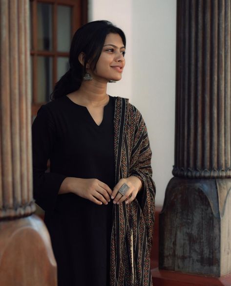 Black Churidar Designs Ideas, Black Churidar Designs, Black Churidar, Dress Designs For Stitching, New Dress Pattern, Black Kurti, Simple Frock Design, Stylish Kurtis Design, Fancy Shirt