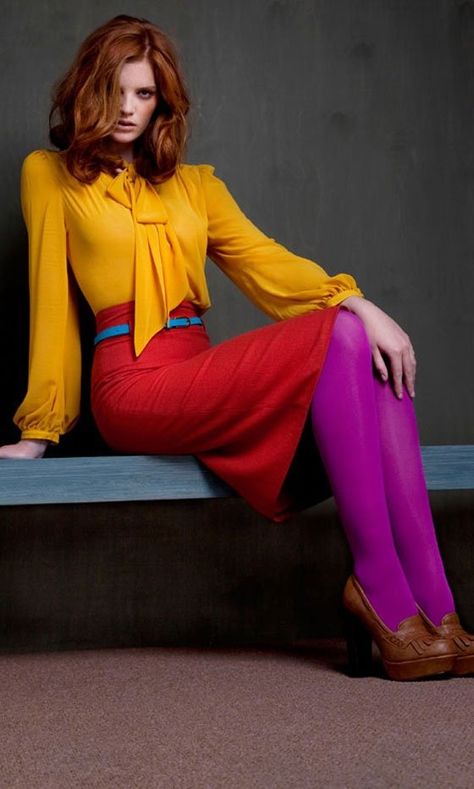 43 Totally Stylish Ideas for Color Pairing Purple And Red Outfit, Red Skirt Outfit, Colors Outfit, Yellow Tights, Purple Tights, Colour Clash, Color Blocking Outfits, Colour Colour, Colour Combo