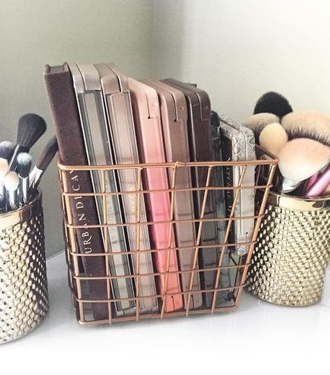 Keep all your makeup palettes on display and within reach by storing them in cool copper wire baskets on your vanity. Diy Makeup Organizer, Koleksi Makeup, Rangement Makeup, Penyimpanan Makeup, Make Up Storage, Makeup Vanities, Makeup Organization Vanity, Nail Polish Bottles, Vanity Organization