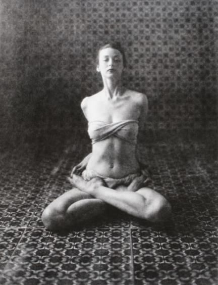 \><\ Cabaret Musical, Dorian Leigh, Yoga Positionen, Photo Yoga, Irving Penn, Yoga Photos, Yoga Posen, Yoga Exercises, Pose Yoga