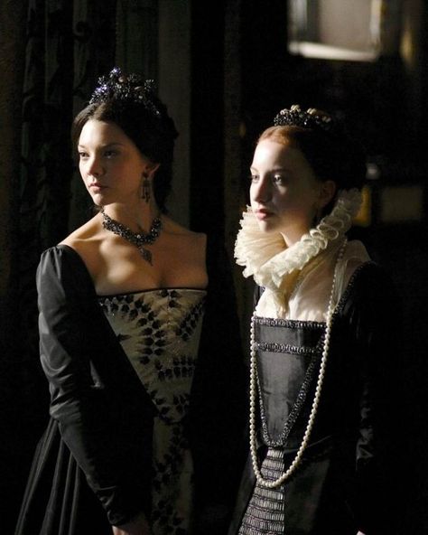 Queen Anne Boleyn and Princess Elizabeth on "The Tudors" The Tudors Tv Show, Tudor Series, Princesa Elizabeth, Tudor Dress, Tudor Fashion, The Other Boleyn Girl, Tudor Costumes, Tudor Dynasty, Tudor Era